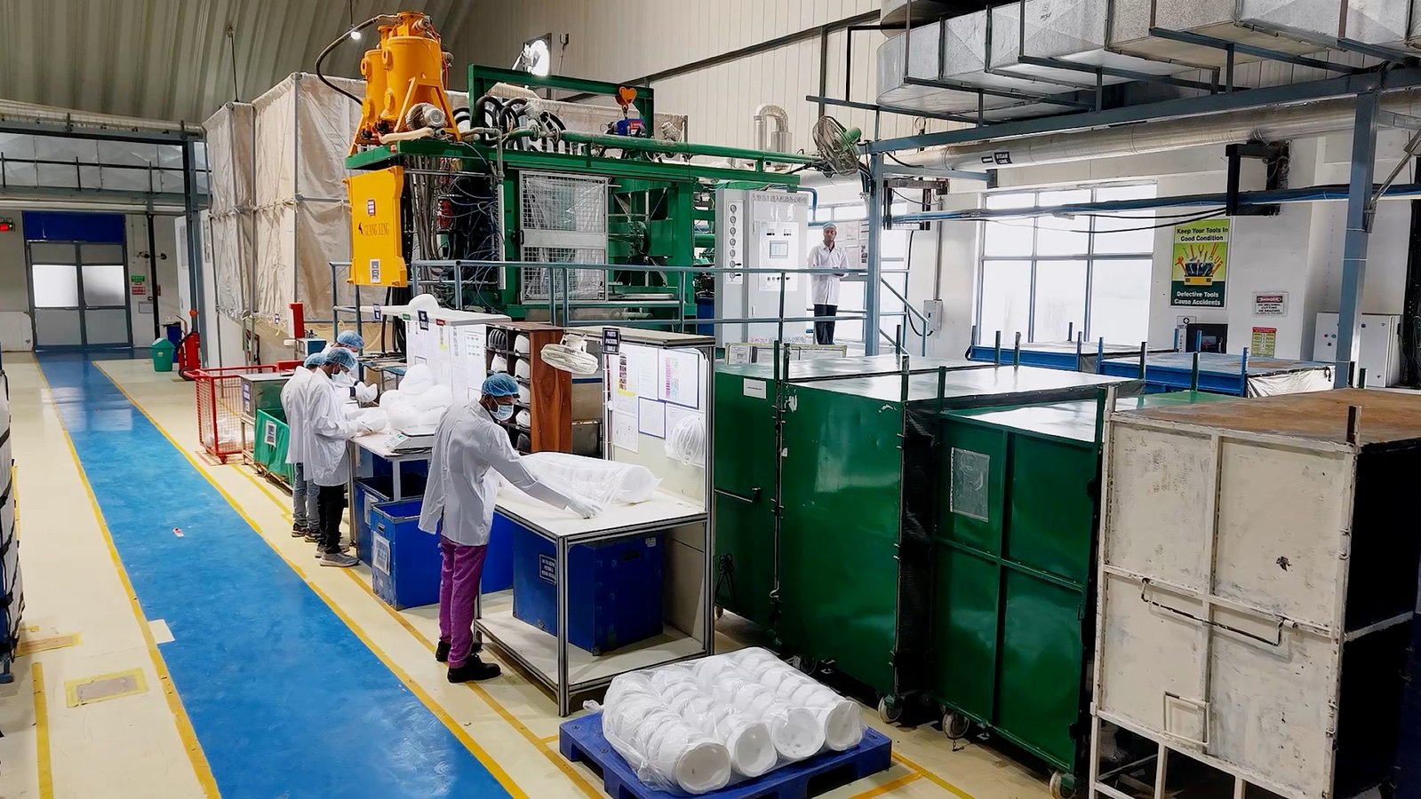 Production cell operating with a factory team
